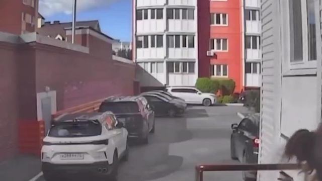 Молодые родители украли коляску из подъезда в Тюмени. Инцидент произошёл в районе Червишевского трак