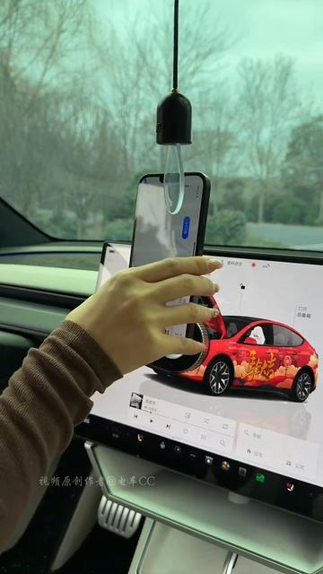 С этим держателем для телефона владельцам Tesla просто невероятно удобно за рулём!