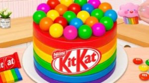 Мини‑торт из KitKat с радугой: готовим и слушаем приятные звуки! 🌈🍫🎧