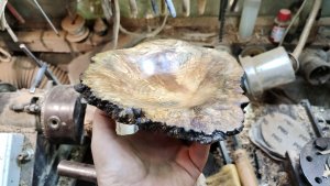 Тарелочка с живым краем из неизвестной древесины с капом