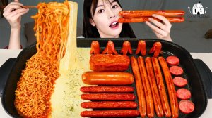 Мукбанг - острая лапша и сырные закуски - еда крупно