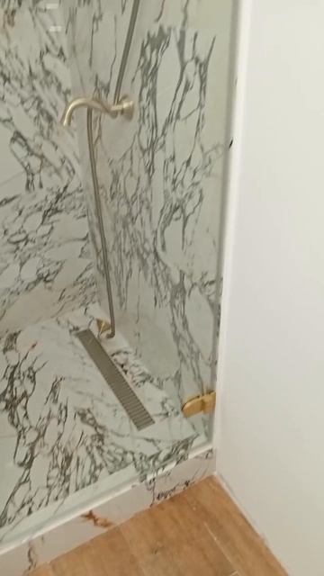 Дверь в душевую нишу LUX DOOR GK-001, фурнитура золото блестящее, стекло бесцветное.