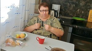 Богатая, красивая женщина сегодня,  по вашему приказу, ест огурчики и помидорчики!