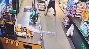 В Киеве грабитель магазина придумал необычную маскировку — залез в бочку со смолой, чтобы в темноте