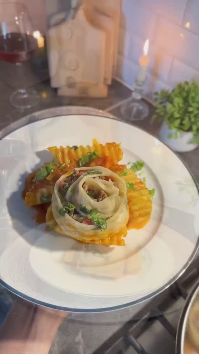Розочки с мясом в овощной поджарке.
