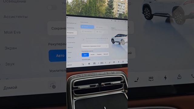 Geely M7 белая на рыжем с чёрной крышей