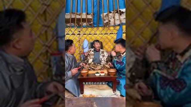 Ем со своим младшим братом, обмакивая мясо в соус для макания, чтобы оно было ароматным и вкусным