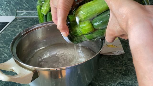 Соседка умоляла дать этот рецепт! Хрустящие огурцы на зиму без лишней мороки