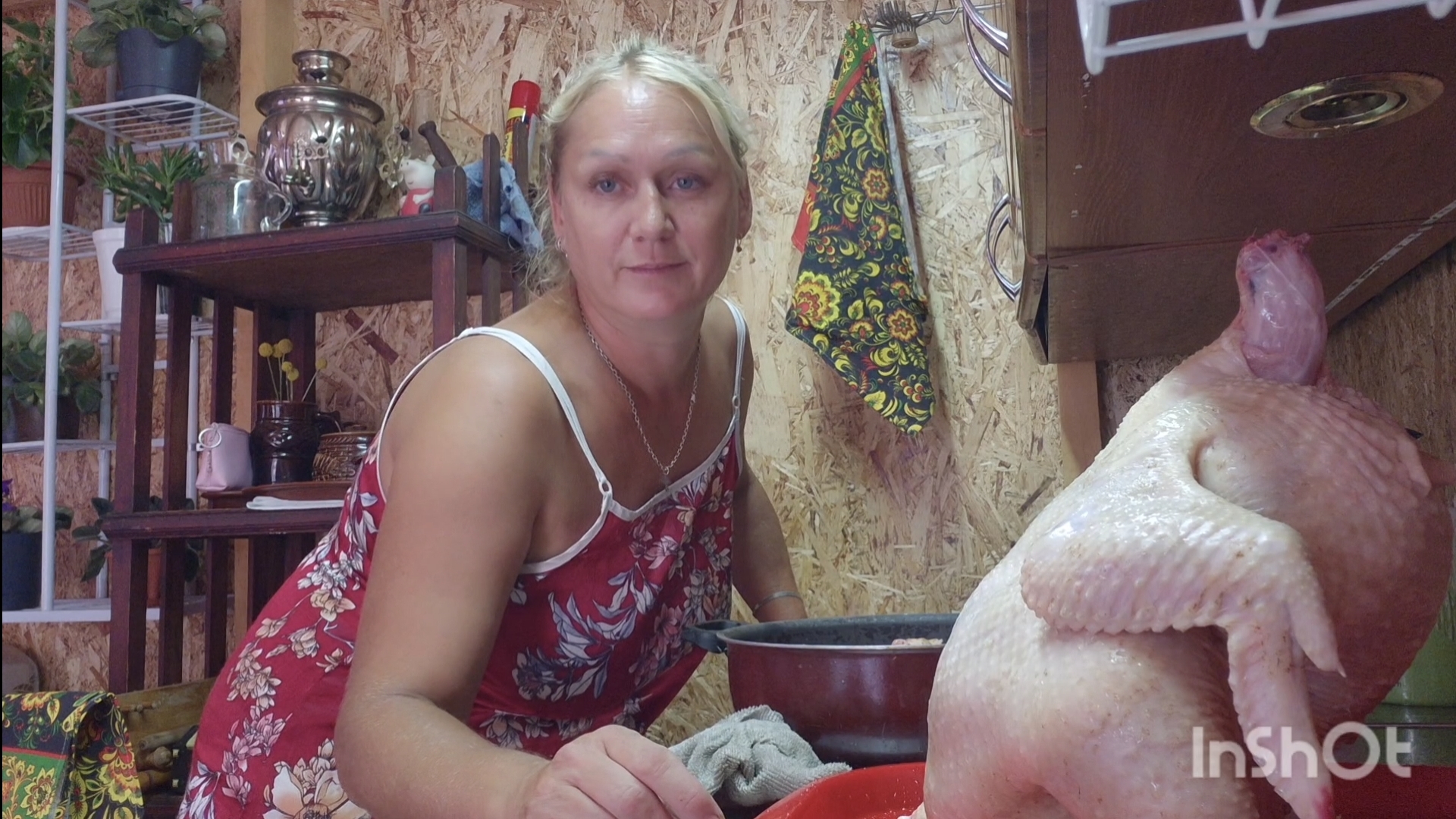 УБРАЛА ДВУХ КУР,ЧИСТАЯ ДОМАШНЯЯ КУРЯТИНА, ПОНРАВИЛОСЬ ПРОСИТ ЕЩЕ, СЕЛА И СИДИТ