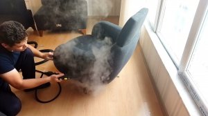 Глубокая чистка домашнего кресла паром и пылесосом