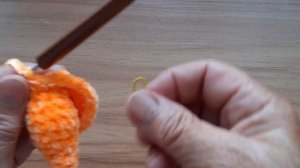Белочка , игрушка крючком , ч. 1 хвостик и тело.