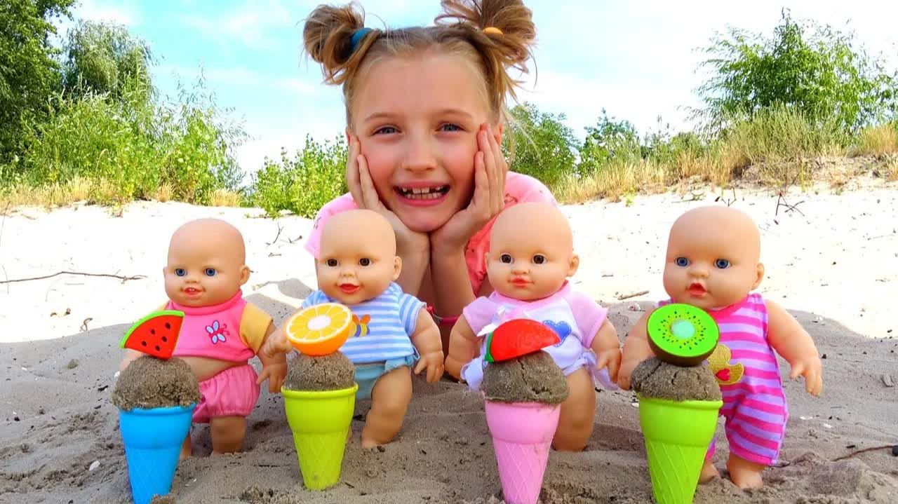 Полина играет с мороженым