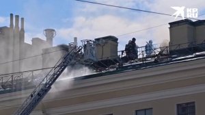 Загорелась крыша исторического дома в центре Петербурга