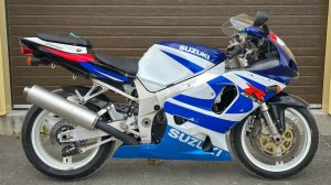 Suzuki GSX-R750 - JS1GR7HA8Y2100688