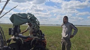 Как спасаются от жары в поле? Сыновья построили кибитку, а мы привезли им обед!