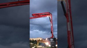 Ночной гость сворачивает огромную руку на старом мосте