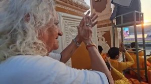 Вечерняя пуджа в Пармат Никетан.  Ганга, закат. Ищем куда деть лекарства. Ришикеш. Индия.