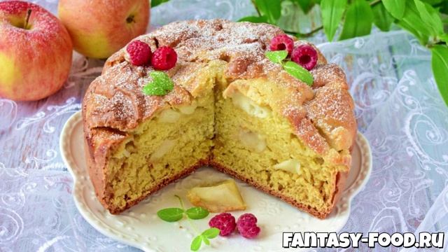 Шарлотка на кефире с яблоками