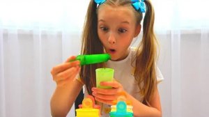 Полина играет с разноцветным мороженым