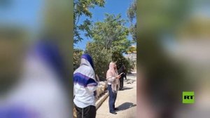 مستوطنون يؤدون الصلاة في ساحات المسجد الأقصى