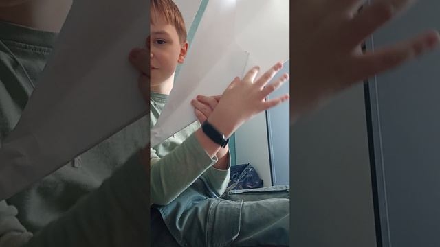 один из самых больших бумажных самолётиков