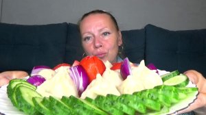 Мукбанг от Яны Хинкали вкусные магазинские, соус, овощи. Еда вкуснота.