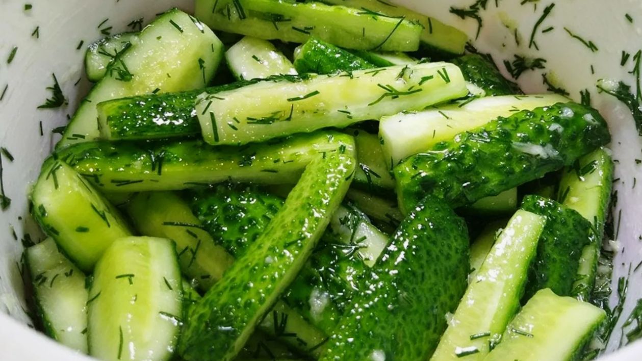 Салат из огурцов с зеленью.