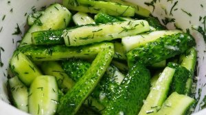 Салат из огурцов с зеленью.