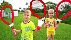 Диана и Рома играют в подвижные игры для детей на улице