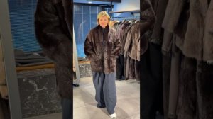 ДВУСТОРОННЯЯ ДУБЛЕНКА ВЫПОЛНЕНА ИЗ ИСПАНСКОГО СЫРЬЯ ТОСКАНА  В ЦВЕТЕ ГОРЬКИЙ ШОКОЛАД И БАЗОВЫЙ ЧЕРНЫ