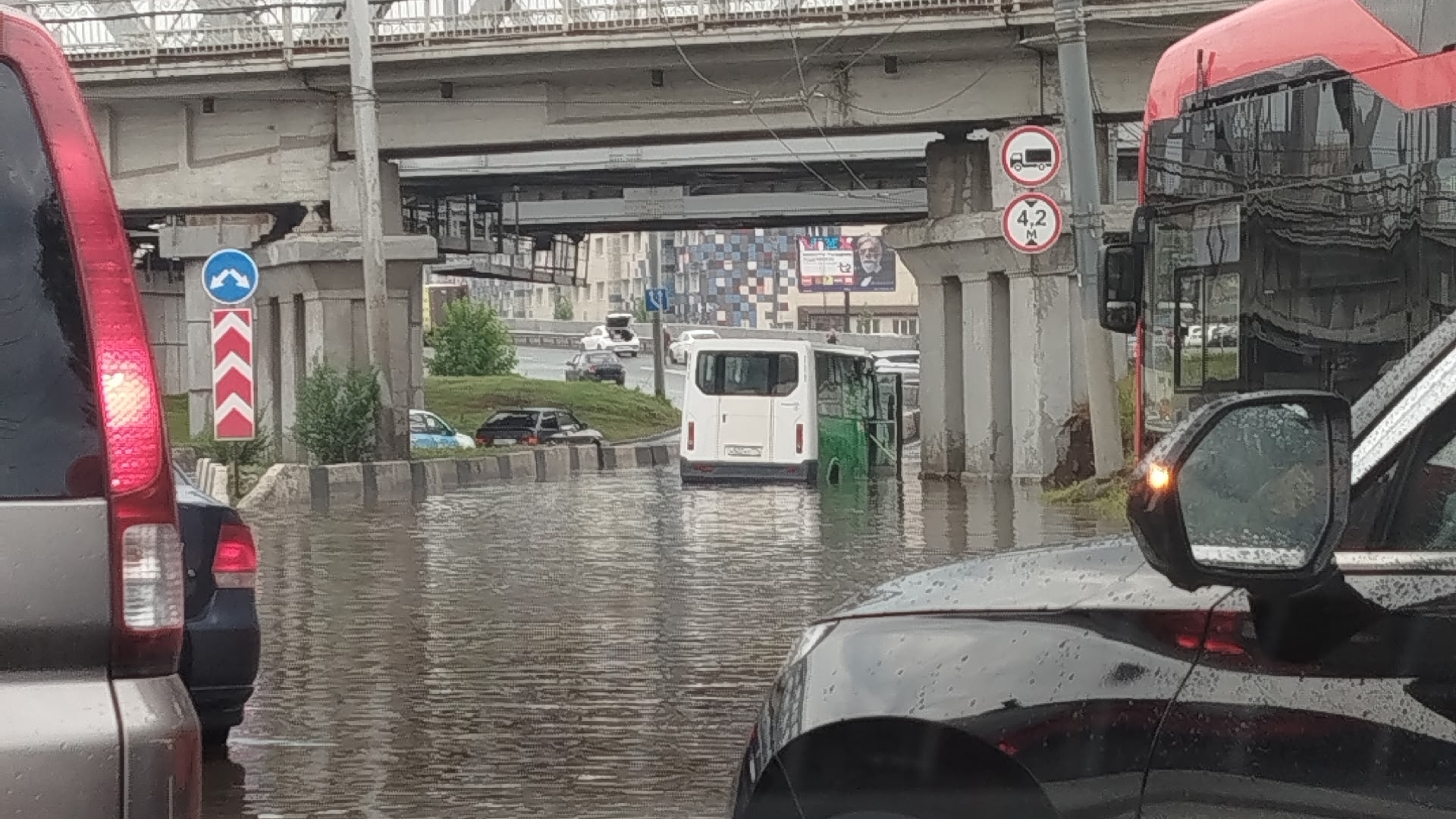 Челябинск поплыл: гроза накрыла город 14.08.2026
