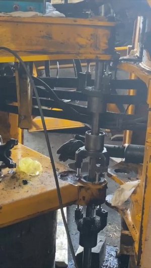 Восстановление разбитых отверстий рамы фронтального погрузчика JCB под размер новых пальцев и втулок