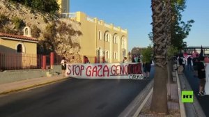 «مجرمو الحرب غير مرحب بهم!».. المتظاهرون اليونانيون يستقبلون سفينة إسرائيلية في ميناء بيرايو