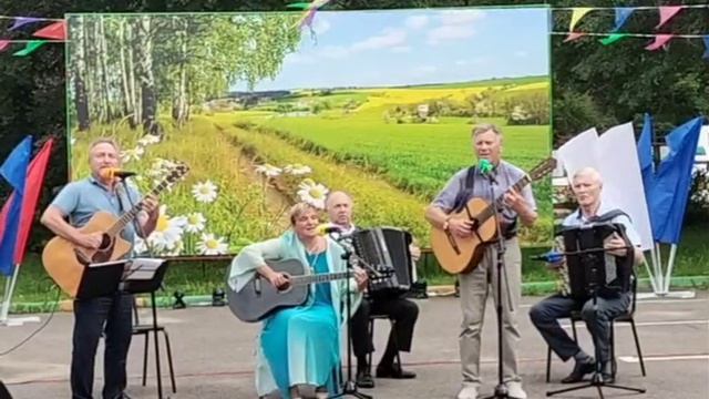 Выступила на сельском празднике с местным ансамблем😃🌞