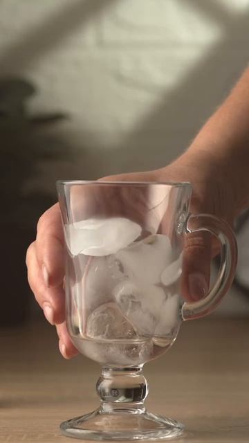 Кофе со льдом и медом в карамели плюс шоколадная посыпка