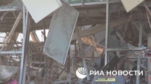 В Енакиево под Донецком после атаки ВСУ полностью сгорел гипермаркет, сообщили РИА Новости в СК.