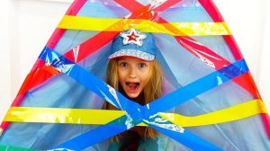 Полина учит подружку делиться игрушками