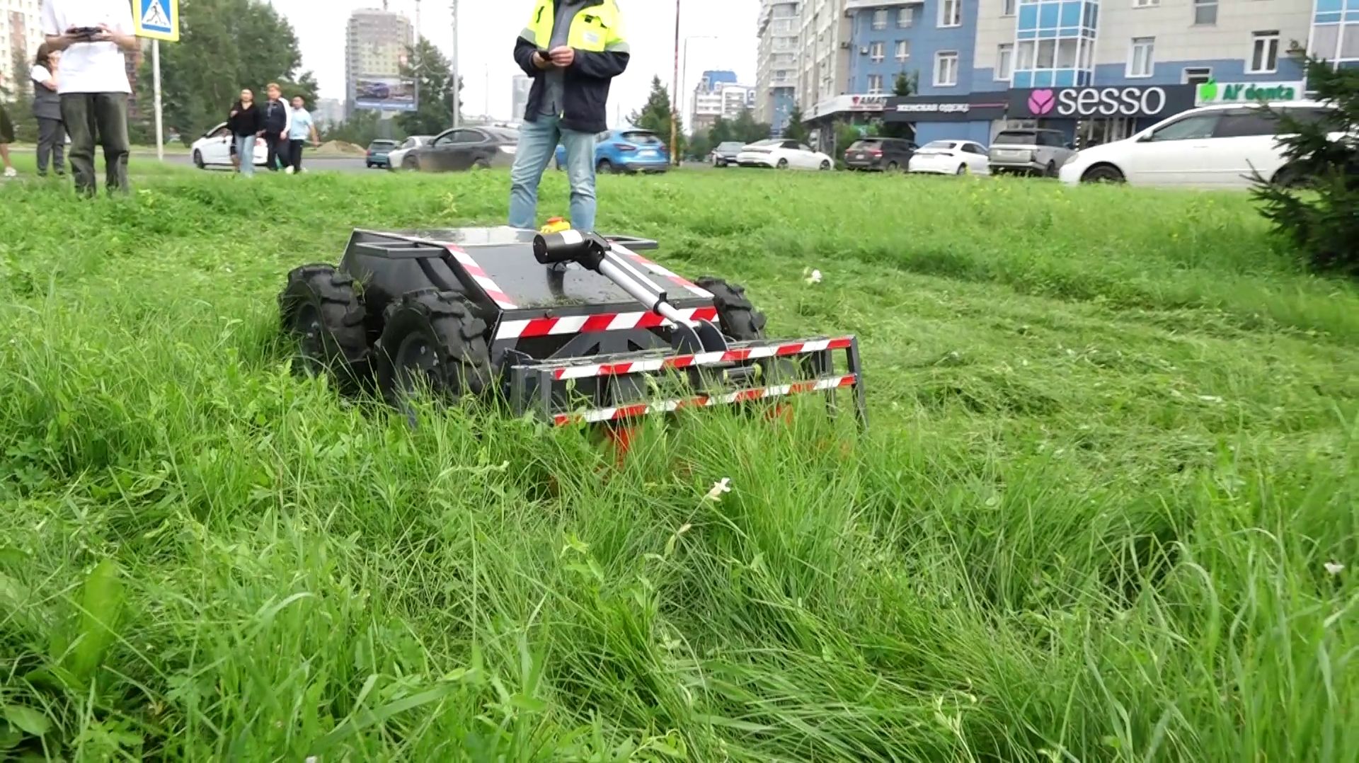 В КРАСНОЯРСКЕ ПРЕДСТАВИЛИ РОБОТА‑УБОРЩИКА