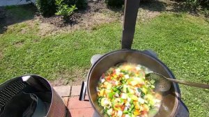 Приготовила на мангале рагу из мяса