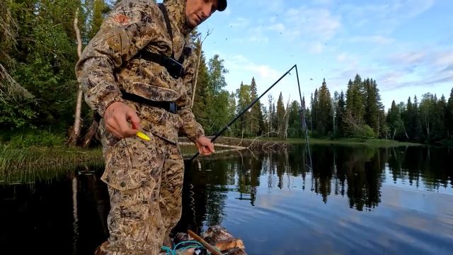 ПОСТРОИЛ ПЛОТ И НАЛОВИЛ С НЕГО РЫБЫ. ОГРОМНЫЙ ОКУНЬ. СЛОМАЛ СПИННИНГ В 2 МЕСТАХ.