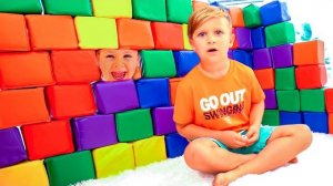Диана и Рома играют с игрушечными кубиками