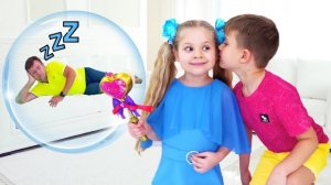 Диана и Рома играют с папой