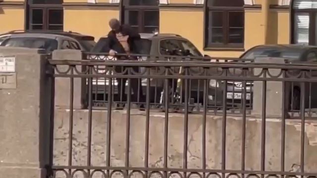 В Санкт-Петербурге мужчина сбросил в реку четыре электросамоката. Инцидент произошел недавно, и очев