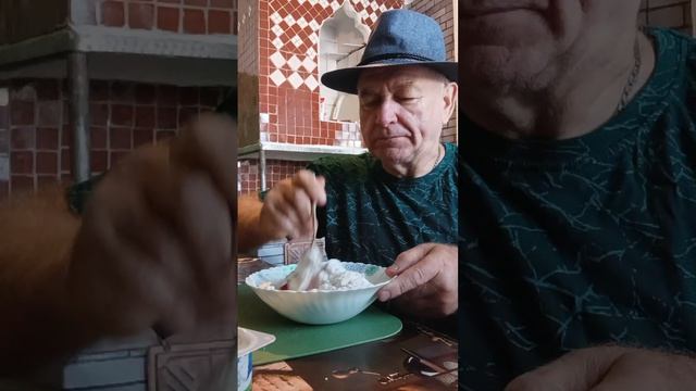 На завтрак кофе и творог с ягодами и йогуртом. Приятного всем аппетита.