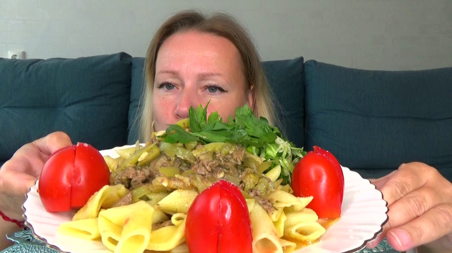 Мукбанг от Яны печень куриная тушеная с болгарским перцем, макароны, помидоры, салат. Еда.
