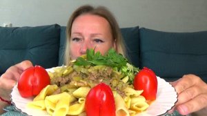 Мукбанг от Яны печень куриная тушеная с болгарским перцем, макароны, помидоры, салат. Еда.
