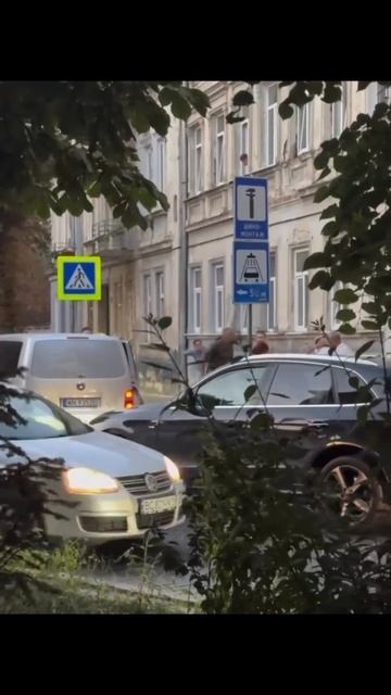 Доставщика упаковали вместе с велосипедом и с доставкой