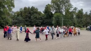 Во Владимирском саду сейчас кружит «Хоровод России». Это международная акция проходит в 11 раз по вс
