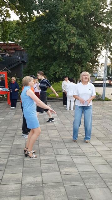 20260815   Дискотека в парке г Орла дискофитнес Танцующий город Орёл Жители г Орла танцуют у фонтана