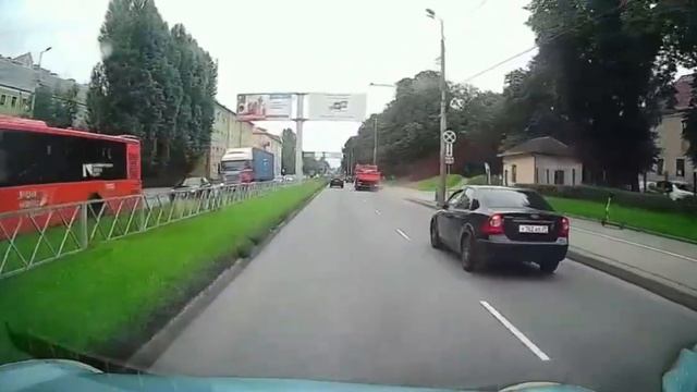 В Калининграде водитель грузовика устроил ДТП с мопедистом
